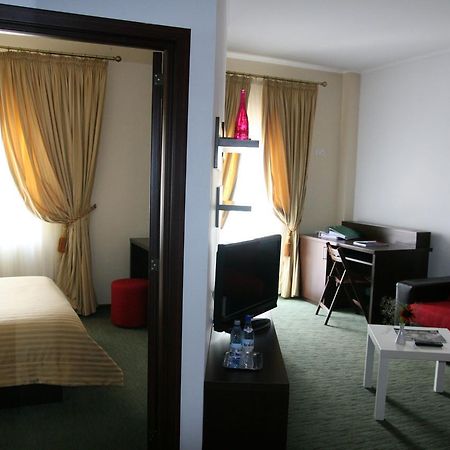 Hotel Kilometrul Zero Dragasani Екстер'єр фото