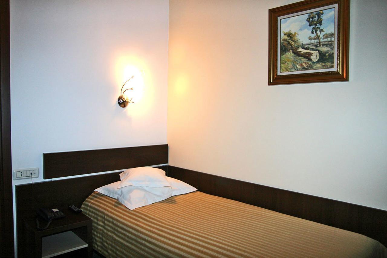 Hotel Kilometrul Zero Dragasani Екстер'єр фото