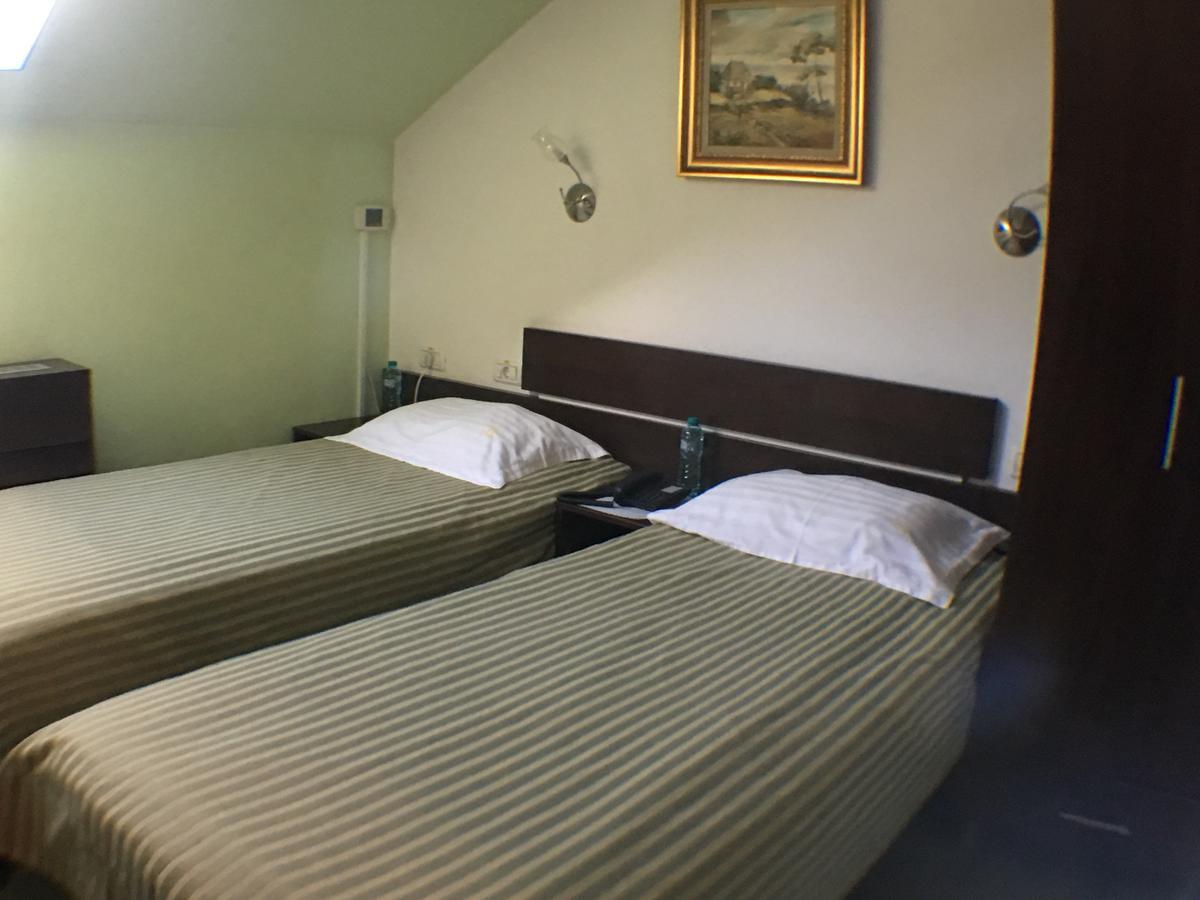 Hotel Kilometrul Zero Dragasani Екстер'єр фото